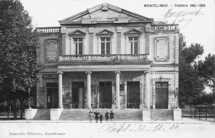 Le théâtre.