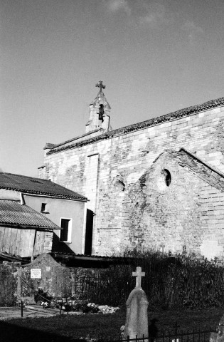 Lachau.- La façade sud de la chapelle Notre-Dame-de-Calma et le cimetière.