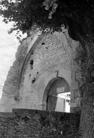 Sainte-Croix. - Le porche de l'ancien prieuré.