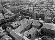 Vue aérienne d'une partie de la ville et la tour Jacquemart.