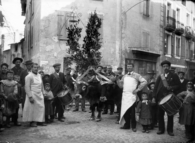 Buis-les-Baronnies.- Villageois un jour de fêtes, place aux Herbes.