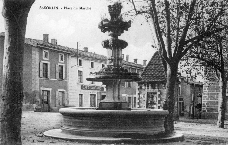 La fontaine place de la Paix.