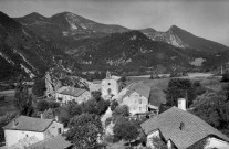 Boulc.- Vue aérienne du village et de l'église Saint-Martin.