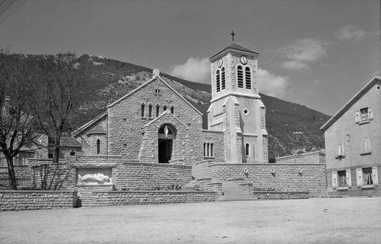 Vassieux-en-Vercors.- L'église Sainte-Vierge et le Gisant d'Emile Gilioli dédié aux martyrs du Vercors 1944.