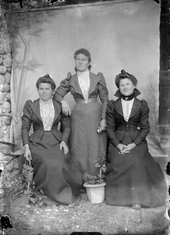 Buis-les-Baronnies.- Portrait de trois jeunes femmes.