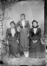 Buis-les-Baronnies.- Portrait de trois jeunes femmes.