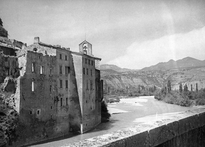 Pontaix.- Maisons et l'église Saint-Martin au bord de la Drôme.