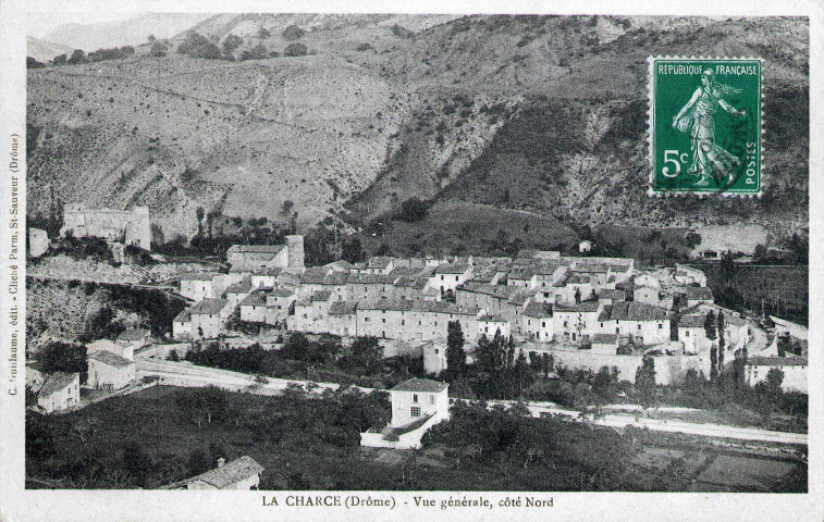 Vue d'une partie du village et du château.