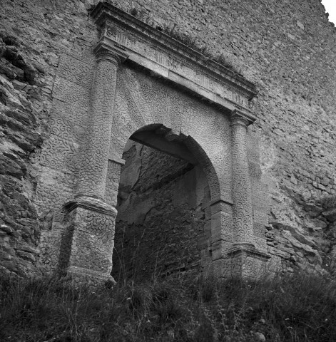 Montbrun-les-Bains.- Entrée du château.