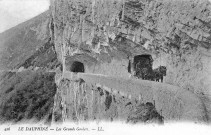 Touristes sur la route des Grands-Goulets.