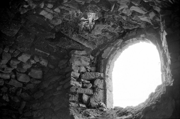 Omblèze. - La voûte effondrée de la chapelle Sainte-Madeleine du hameau d'Ansage.