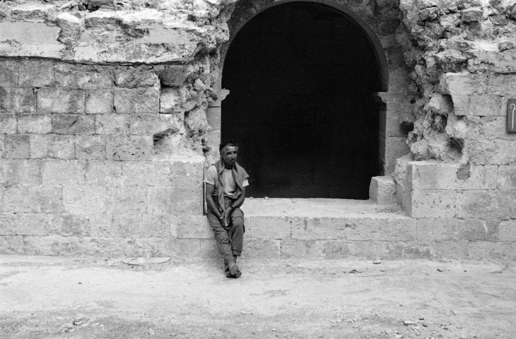 Montjoyer.- Le porche de l'église de l'abbaye d'Aiguebelle, après démolition du tunnel et dégagement.