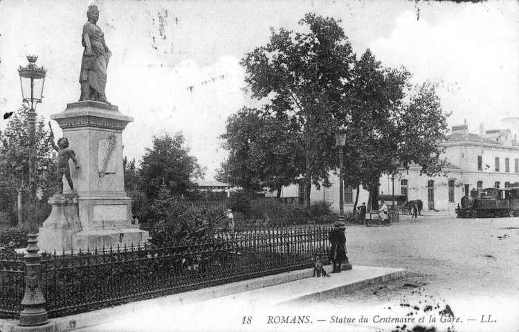 Le monument des États Généraux et la gare.