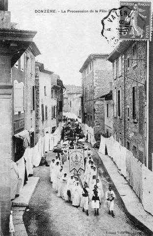 Donzère.- Procession de la Fête-Dieu Grande Rue.