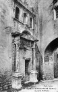 Buis-les-Baronnies.- La porte renaissance de l'ancienne chapelle des Ursulines, le passage couvert du couvent situé de l'autre côté de la rue des Quiastres.