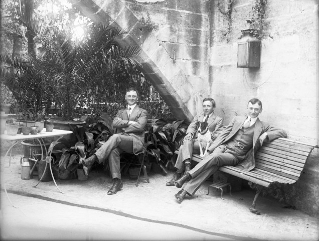 Arles (Bouches-du-Rhône), maison de Courtois, 4 rue du Cloître. - Henri Boudier de Laribal de Boisson, Joseph Boudier de Laribal de Boisson et Louis Boudier de Laribal de Boisson.