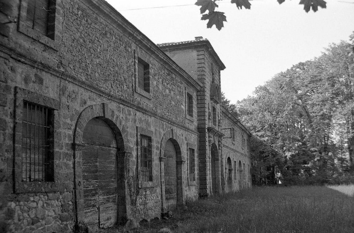 Châteaudouble.- Les grandes écuries du château.