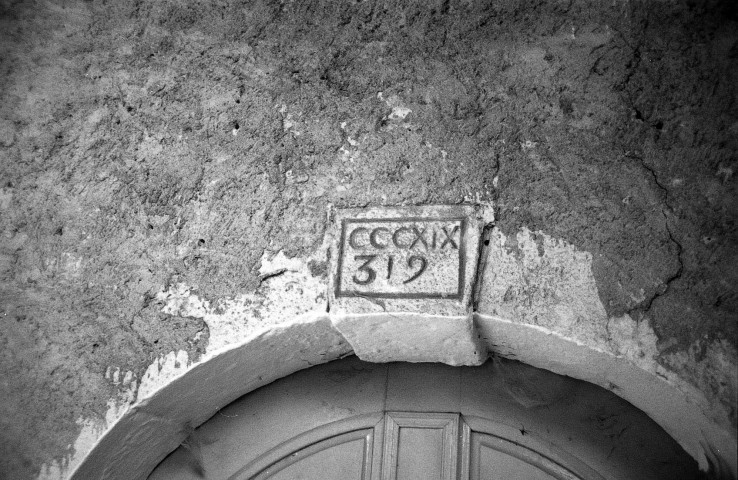 Aubenasson.- Inscription au dessus du porche de l'église Saint-Jean-Baptiste.