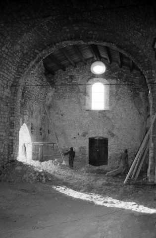 Mirmande.- La nef de l'église Sainte-Foy, pendant les travaux de restauration.