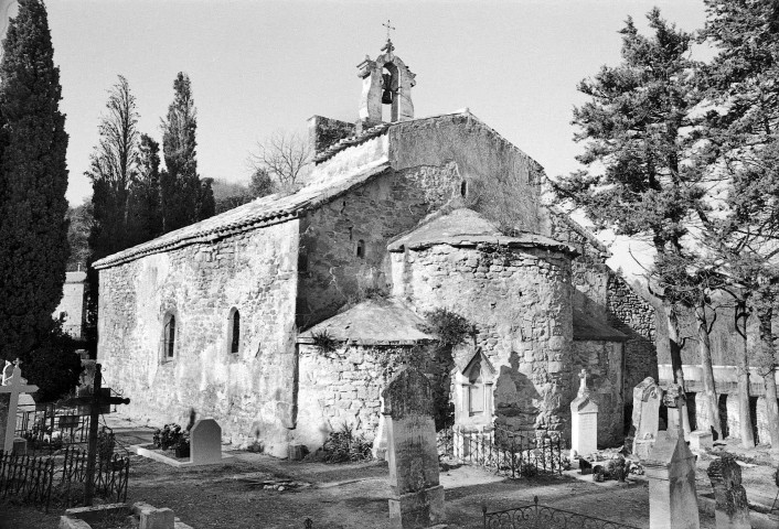 Rochegude. - Le chevet de la chapelle Saint-Denis et le cimetière.