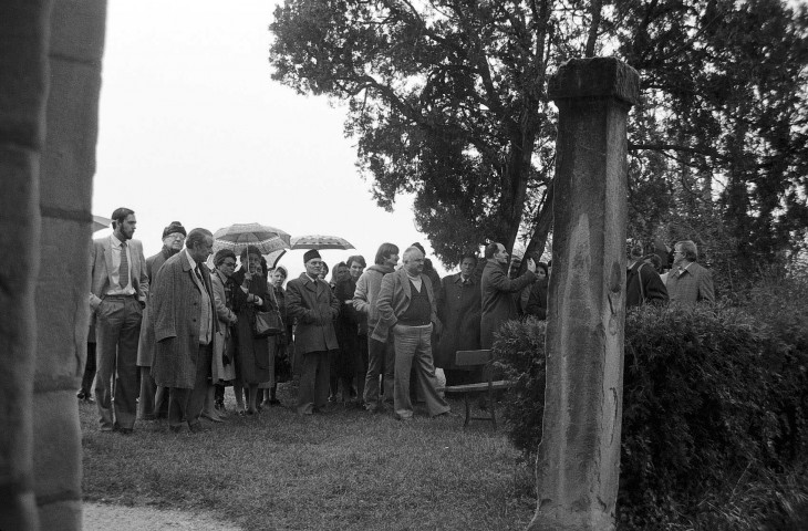 La Motte-de-Galaure. - Assemblée générale de Trésors Drômois le 28 novembre 1981, visite du prieuré commentée par l'abbé Cérézo.