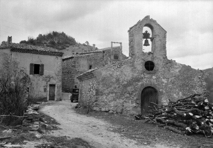 Chastel-Arnaud. - La chapelle du hameau des Auberts.