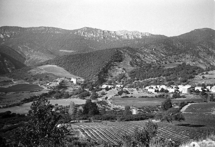 Saint-Sauveur-en-Diois. - Vue du château de Gouvernet à la Bâtie-Verdun.