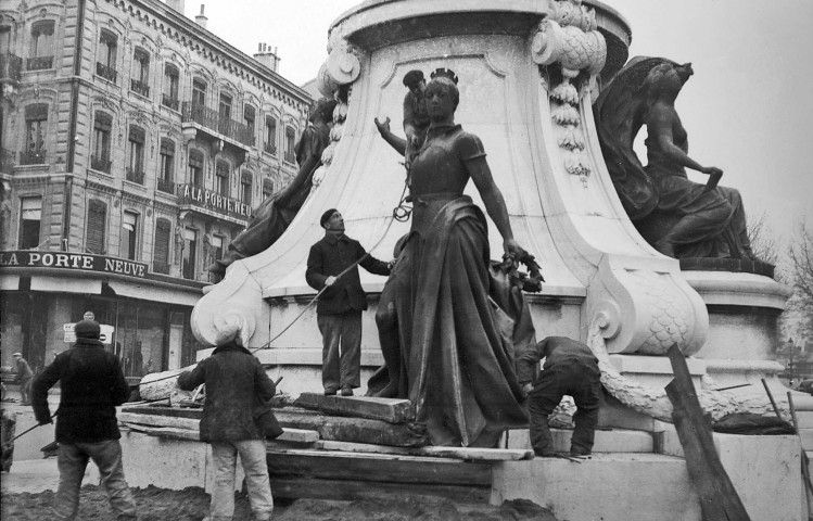 Valence.- Démolition du monument d'Émile Augier, place de la République en janvier 1942.