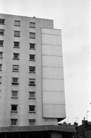 Valence.- Immeuble à l'angle de l'avenue Sadi Carnot et du Faubourg Saint-Jacques.