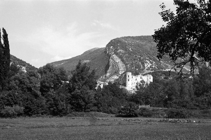 La Charce. - Le château et les abords.