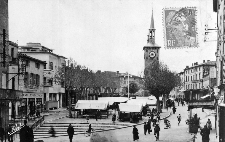 Romans-sur-Isère.- Le Jacquemart et la place un jour de marché.