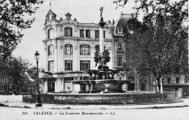 Valence.- La Fontaine Monumentale (1887), derrière les Nouvelles Galeries.