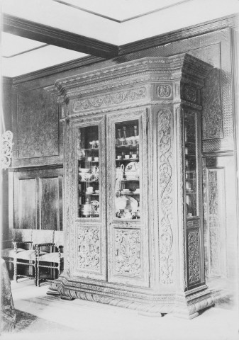 Charols, château de Salettes. - La grand bahut.