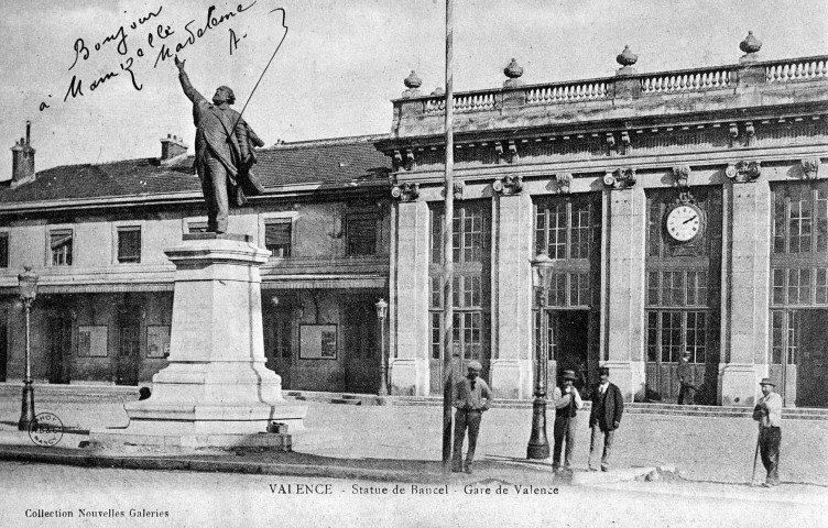 Valence. - La statue de Désiré Bancel, devant la gare, mise en place le 21 juillet 1897.