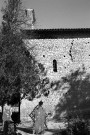 Aurel.- La façade sud de l'église Sainte-Catherine et le cimetière.