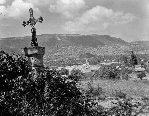 Luc-en-Diois. - Croix dominant le village.