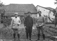 Girmont (Vosges). - Trois soldats en pied appartenant au 8e et 10e régiments de génie.