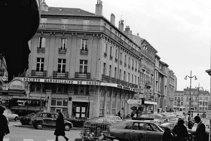 Valence.- Place de la République et avenue du Champ de Mars.