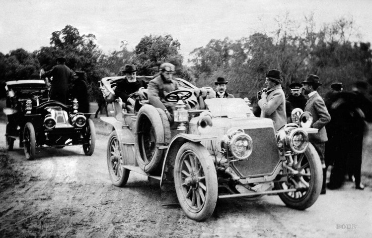 Le chauffeur, le roi Alphonse XIII et Émile Loubet lors de son voyage officiel en Espagne du 22 au 26 octobre 1905.