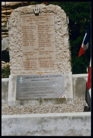 [Monument à Montclus à la mémoire des héros et martyrs du maquis "Morvan" morts pour la France] Photographie couleur.