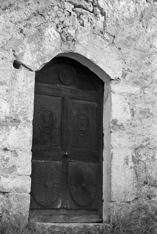 La Roche-sur-le-Buis. - Le porche de la chapelle Notre-Dame au hameau des Sias.