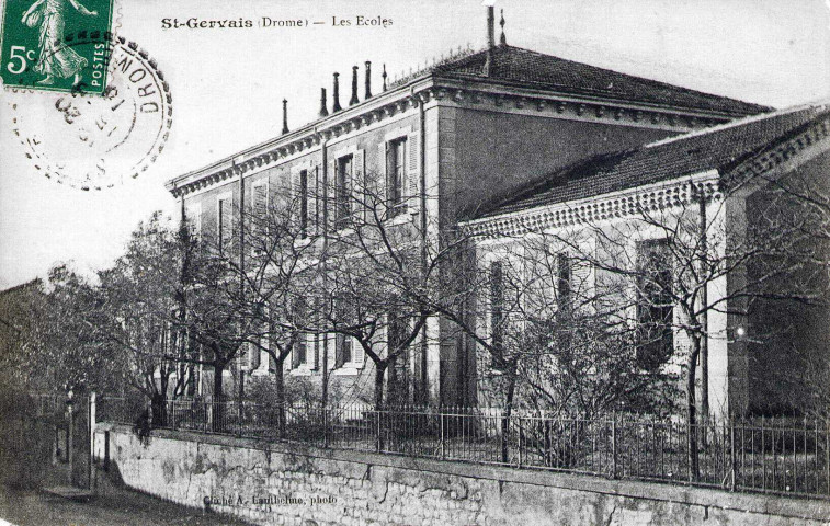 Le groupe scolaire et la mairie.