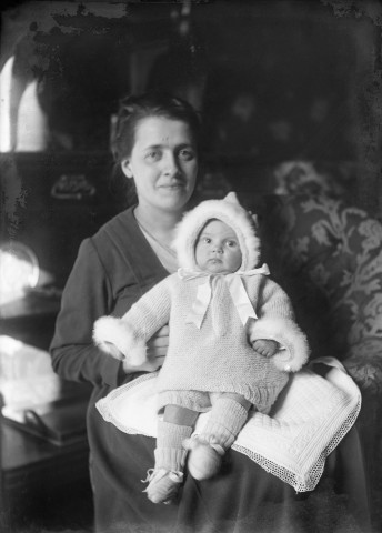 Charols, château de Salettes. - Marie-Thérèse Champin emmitoufflée sur les genoux de sa mère Marthe de Courtois.