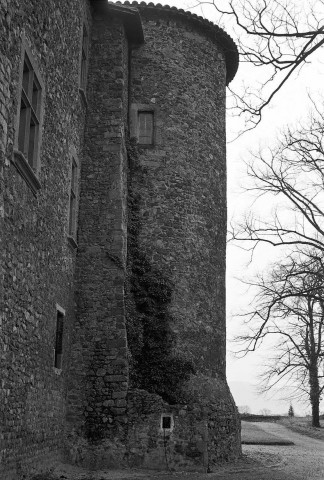 Saint-Vallier. - La façade ouest du château et la tour sud-ouest.