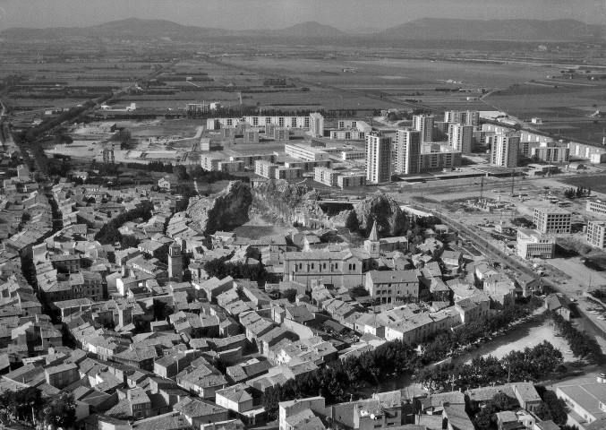 Pierrelatte. - Vue aérienne d'une partie de la ville et des nouveaux quartiers.