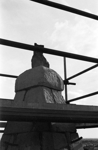 Mours-Saint-Eusèbe. - Le clocher de l'église Notre-Dame en travaux, en novembre 1977.