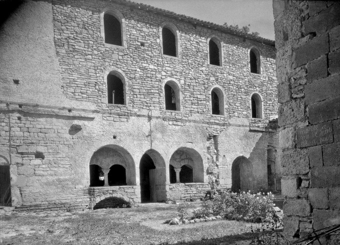 Die. - L'entrée de la salle du châpitre de l'abbaye de Valcroissant.