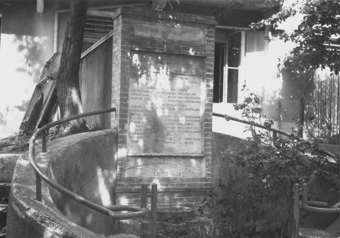 64. Brigade de Marsanne. Nature de la commémoration : stèle. Lieu : Cléon-d'Andran, sur mur des écoles. Nombres de victimes, mortes en déportation : 12.