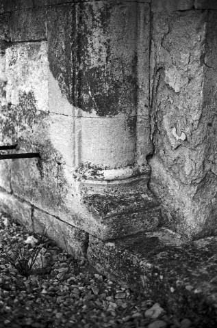 Rochebaudin. - Base de pilier du porche de la chapelle du cimetière.