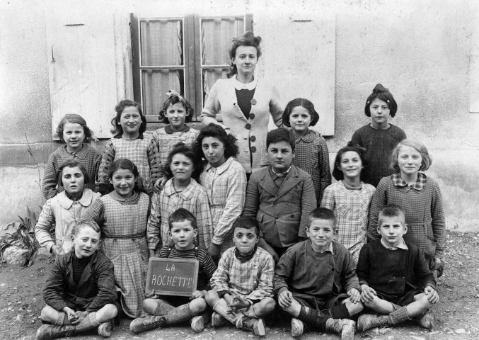 Vaunaveys-la-Rochette.- Écoliers avec l'institutrice à la Rochette.